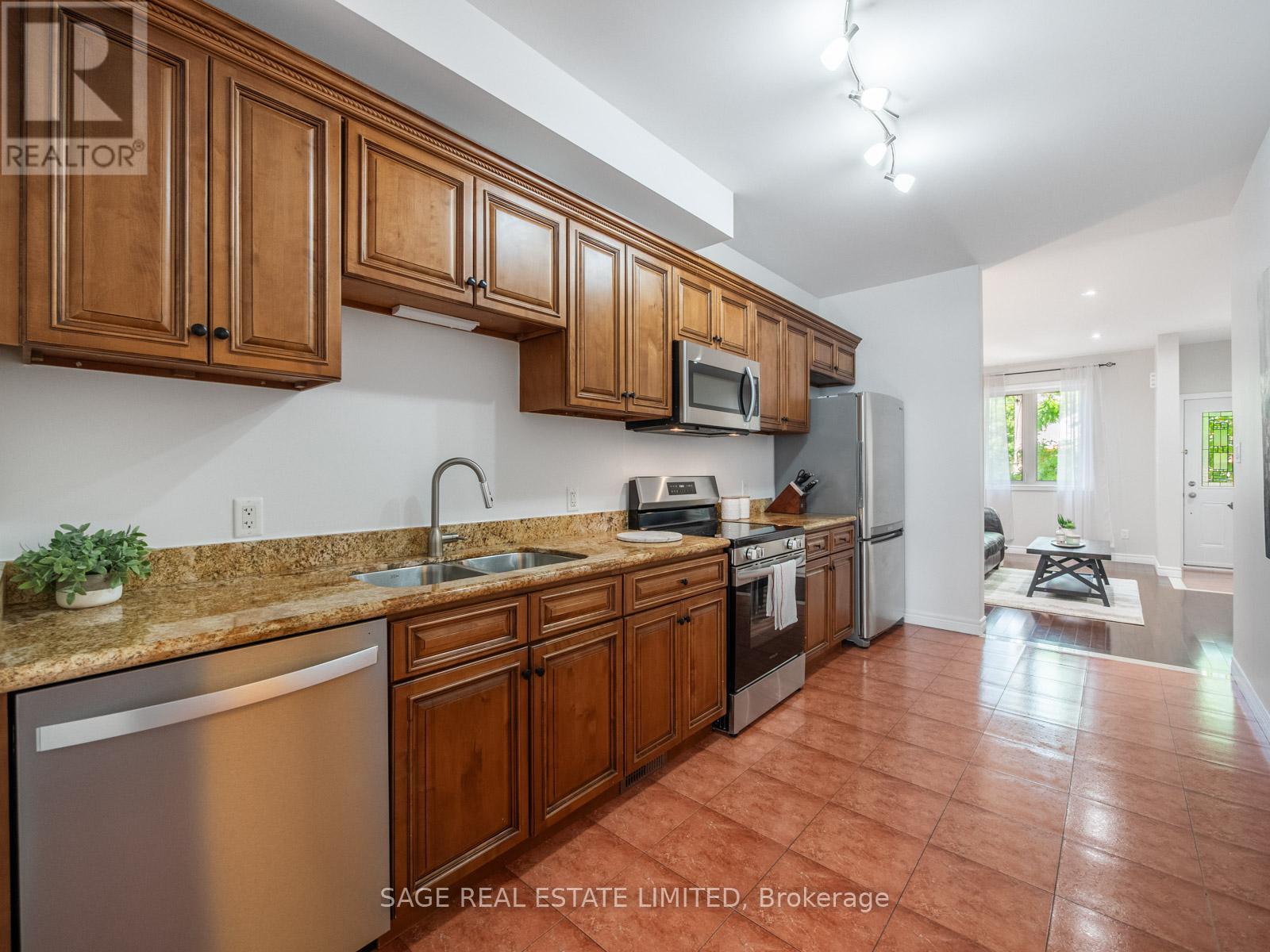 251A CHISHOLM AVENUE - 6