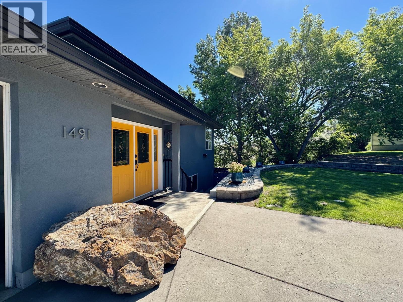1491 Pine Crescent - 2