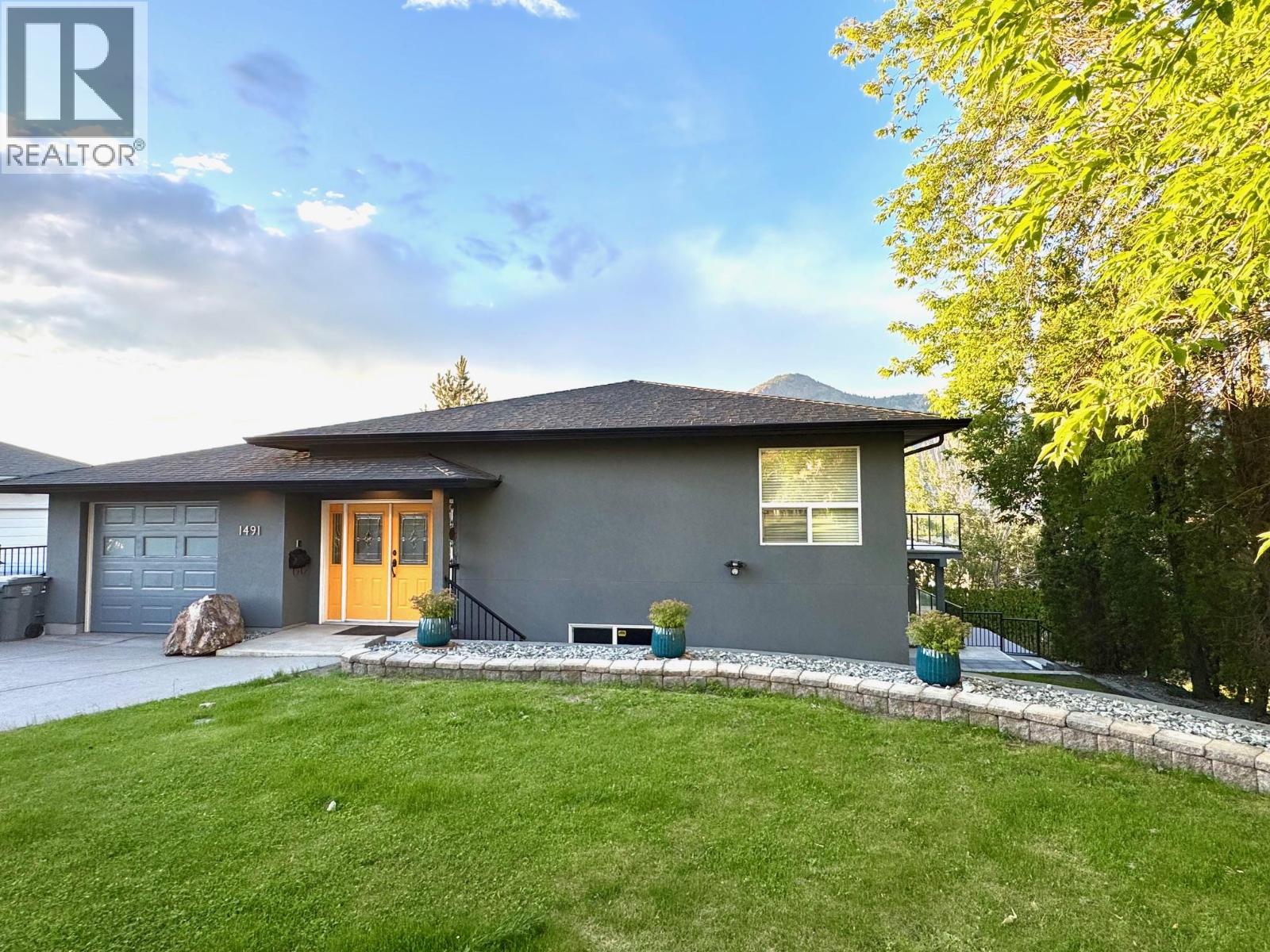 1491 Pine Crescent - 1