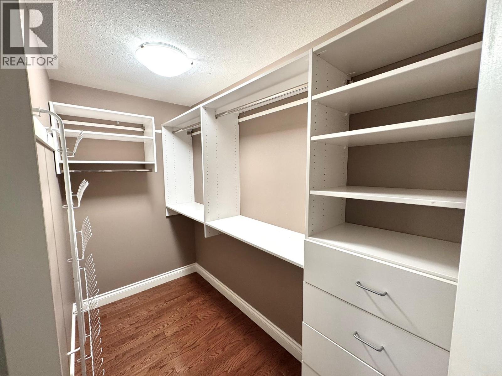 1491 Pine Crescent - 32