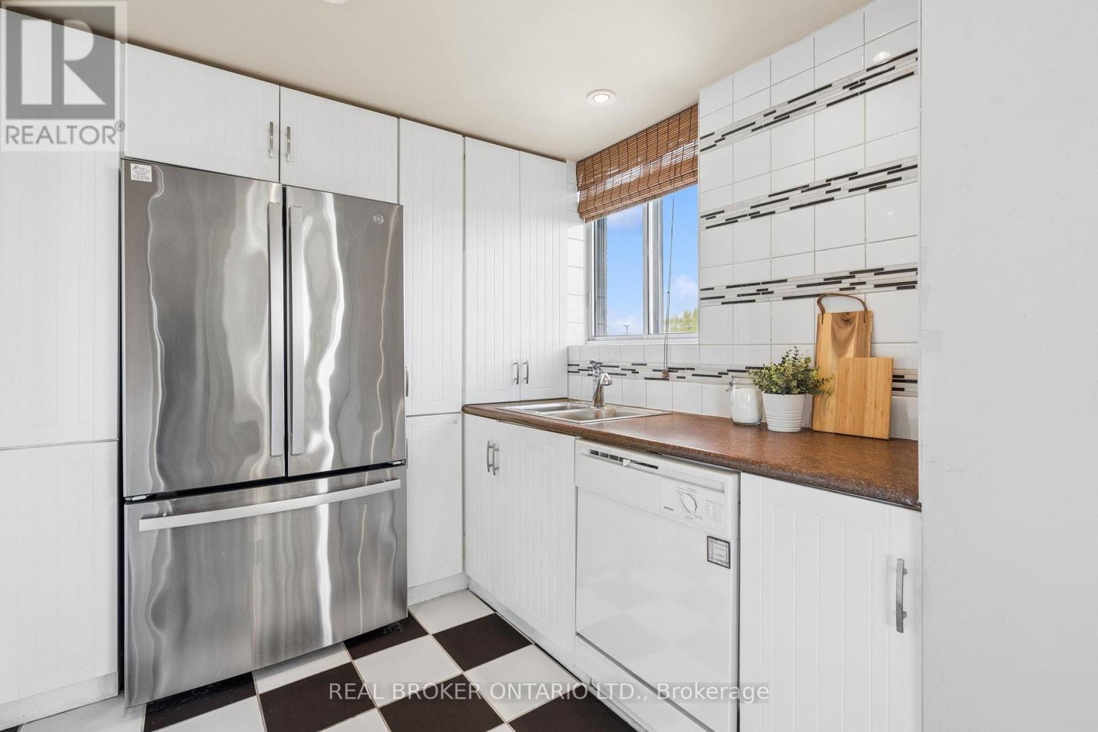 #503 880 DUNDAS STREET W - 17