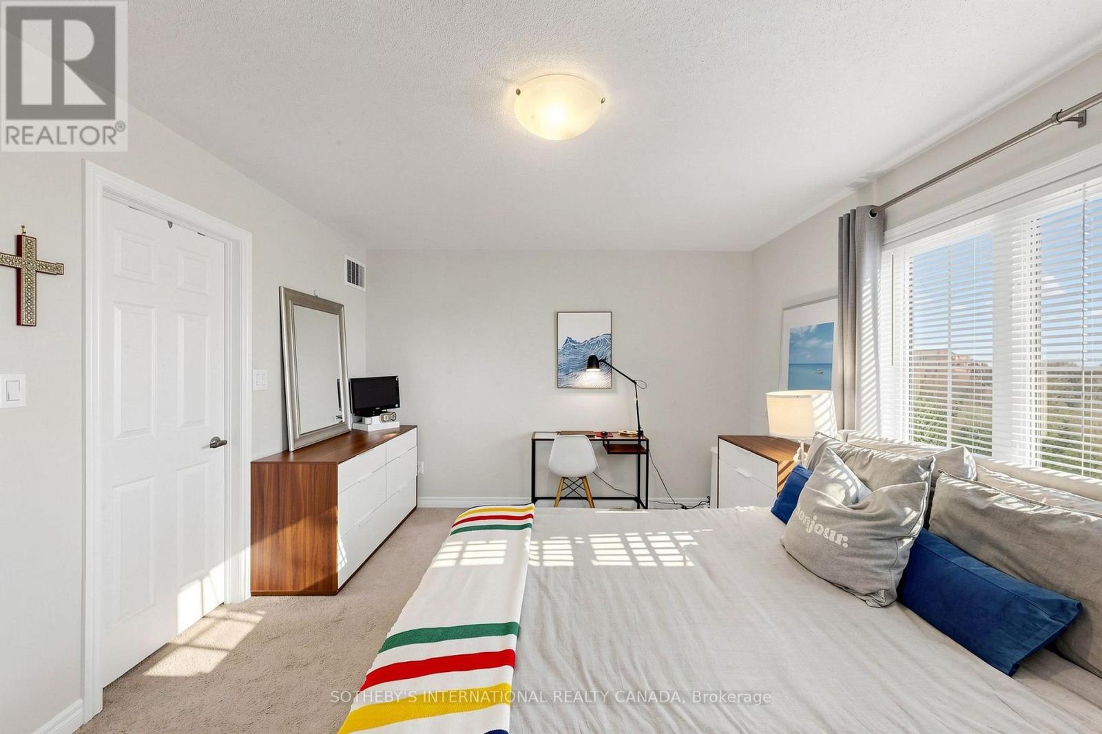 38 CEDAR LAKE CRESCENT - 25