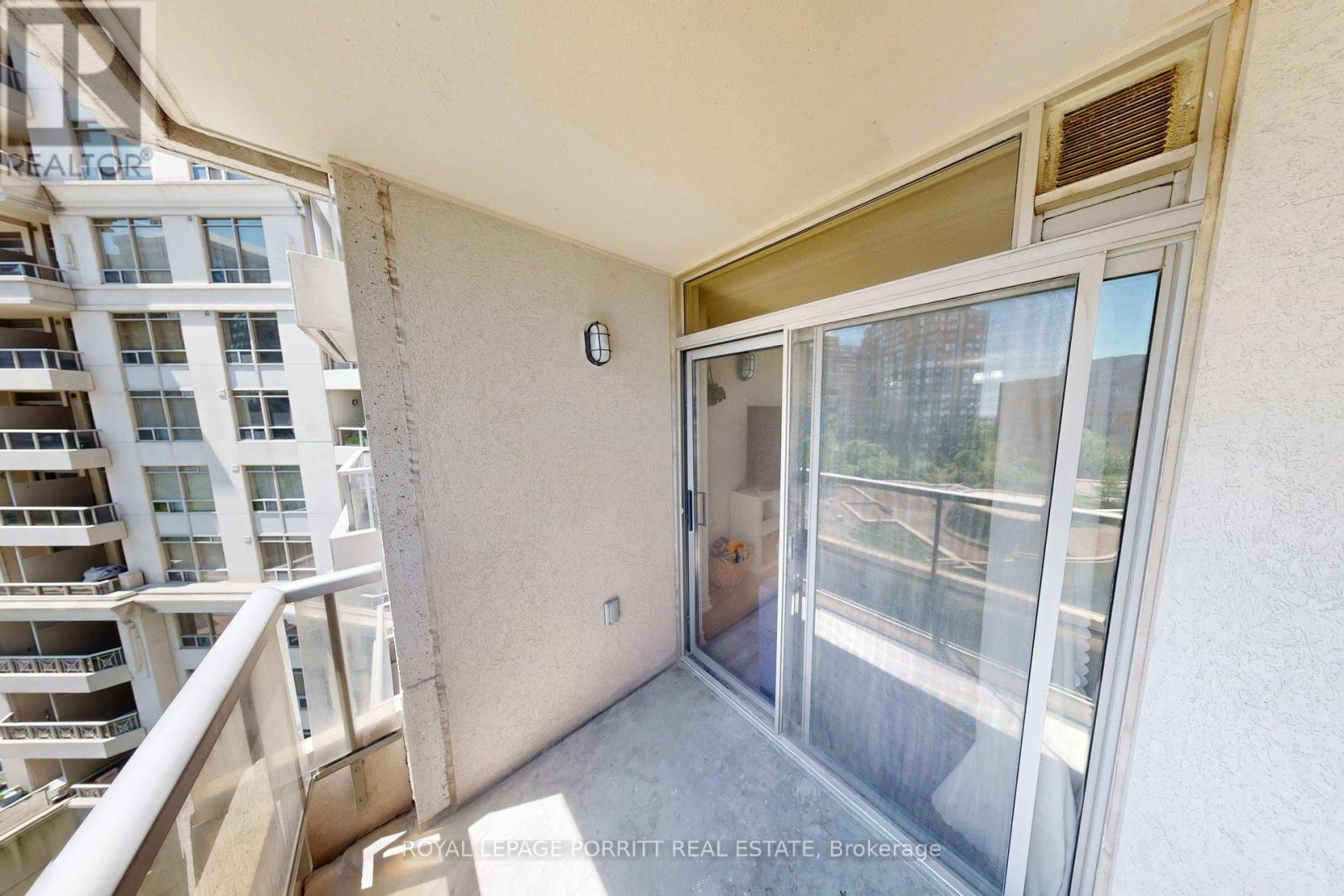 #927 3888 DUKE OF YORK BOULEVARD - 28