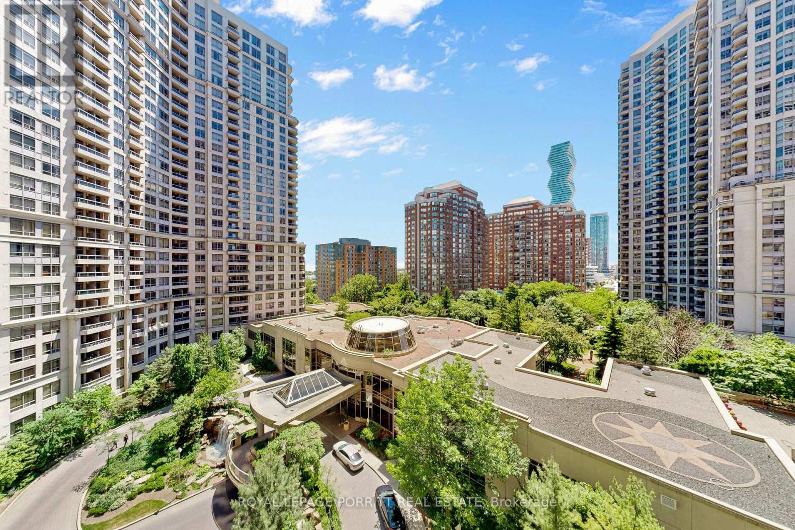 #927 3888 DUKE OF YORK BOULEVARD - 27