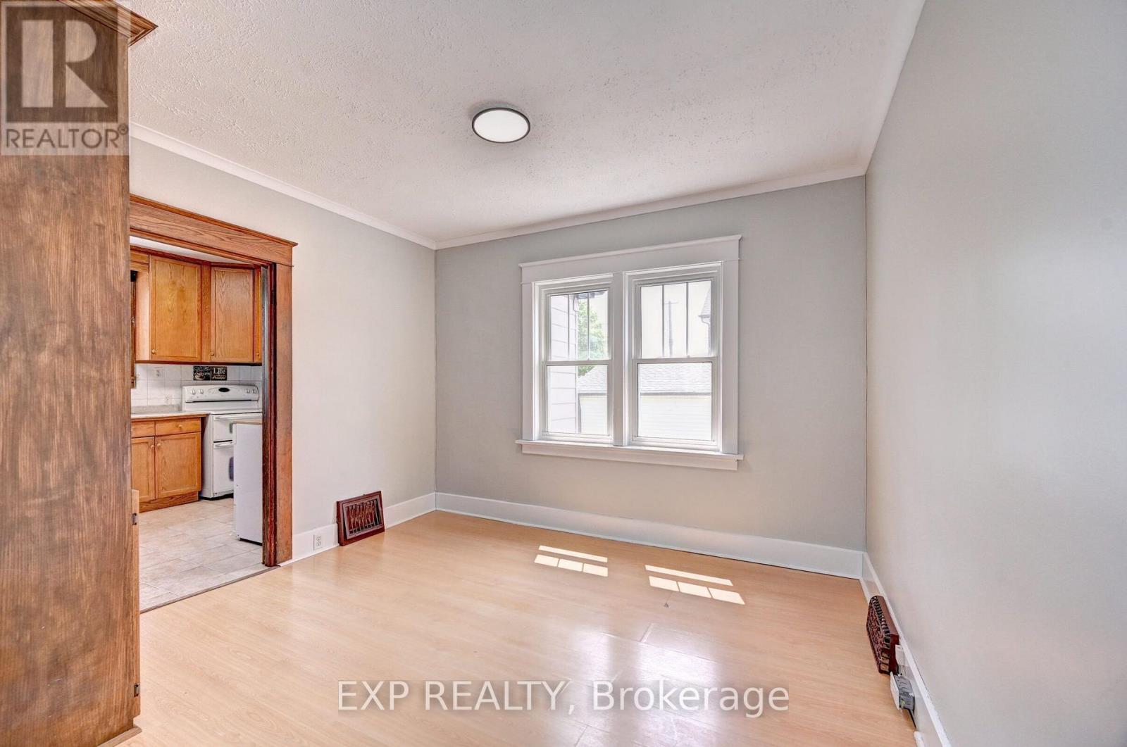 147 COURTLAND AVENUE E - 8