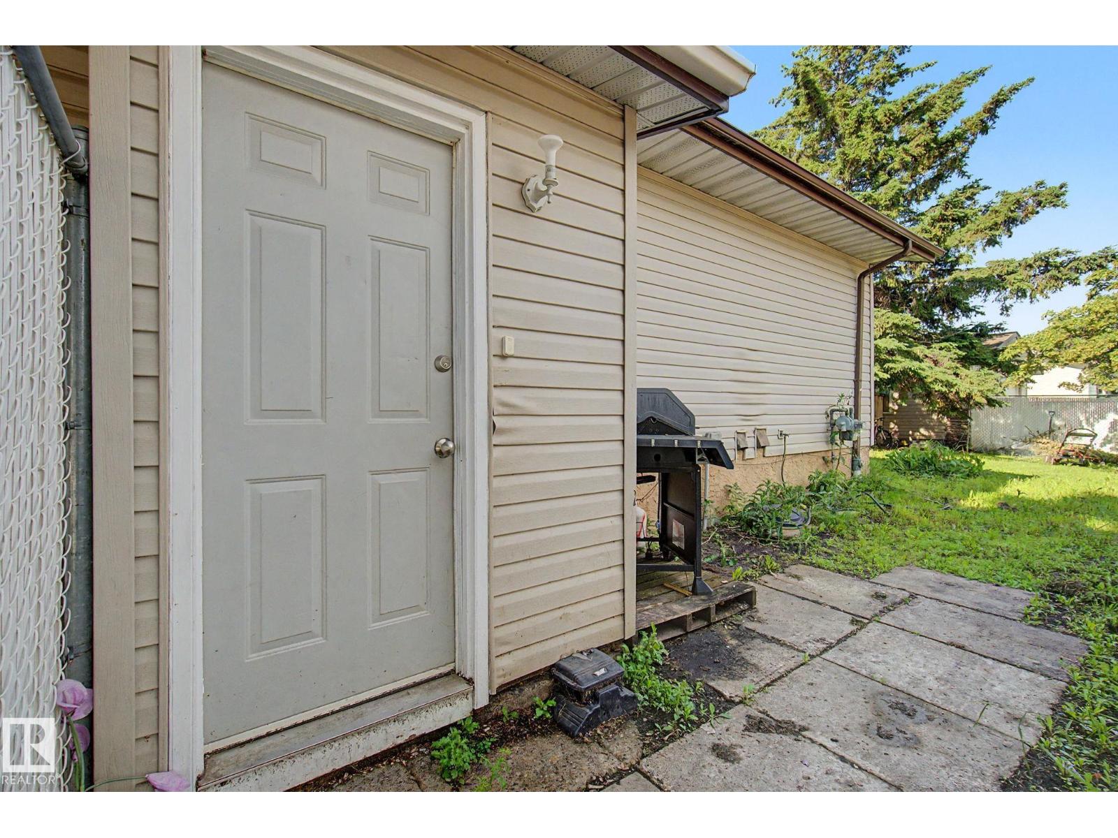 6237 13 AV NW - 44