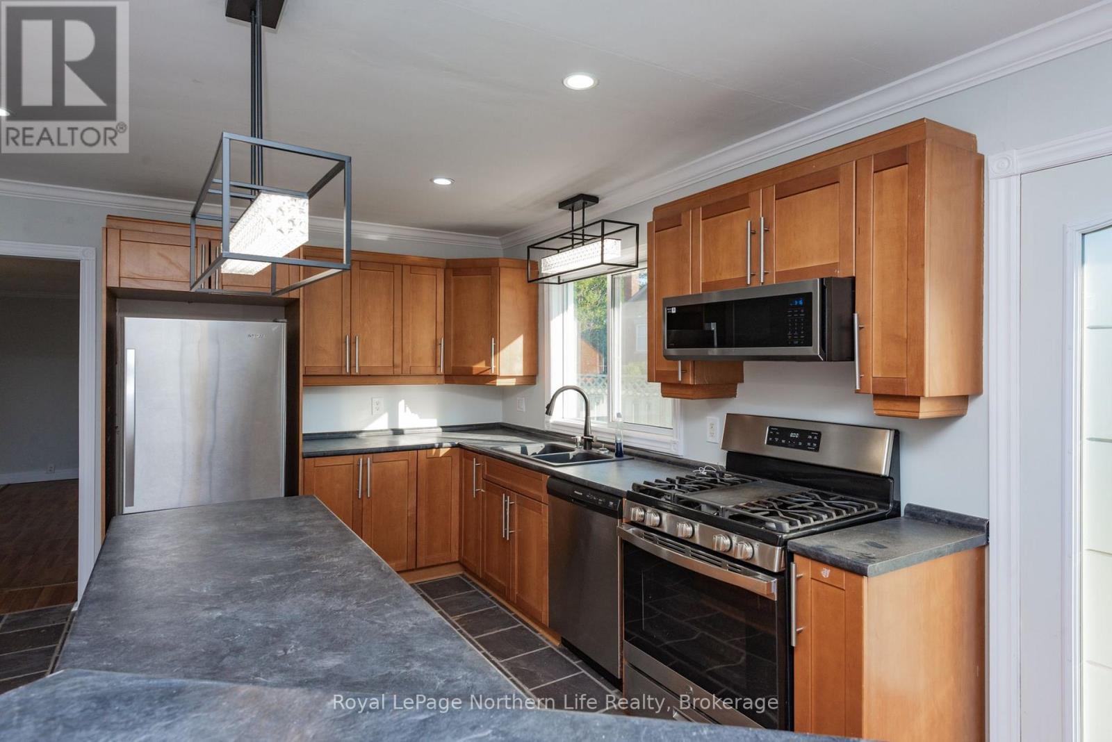 840 MCLAREN STREET - 26