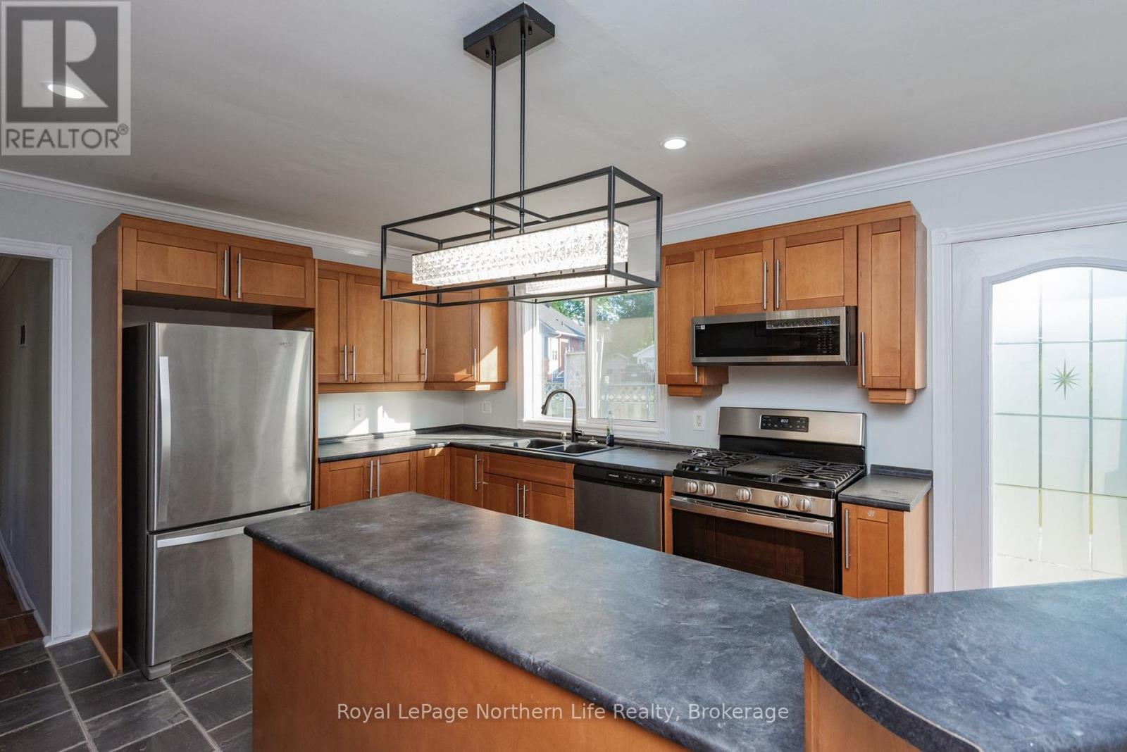 840 MCLAREN STREET - 27