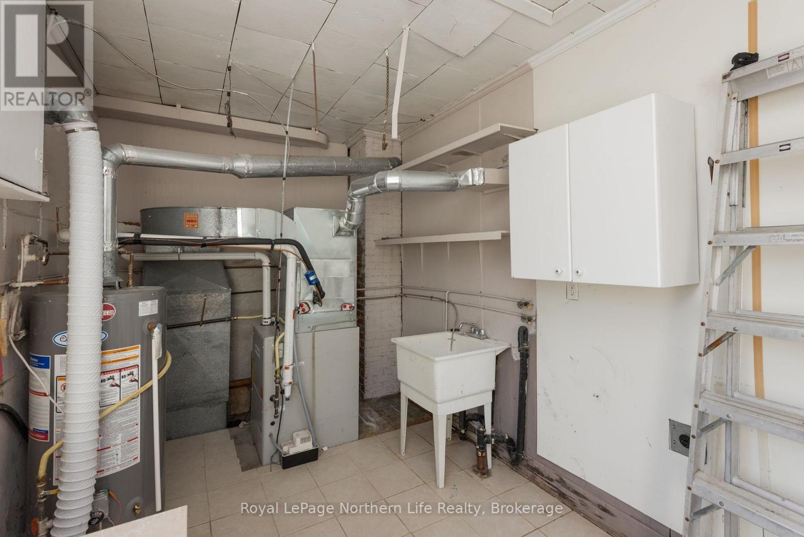 840 MCLAREN STREET - 34