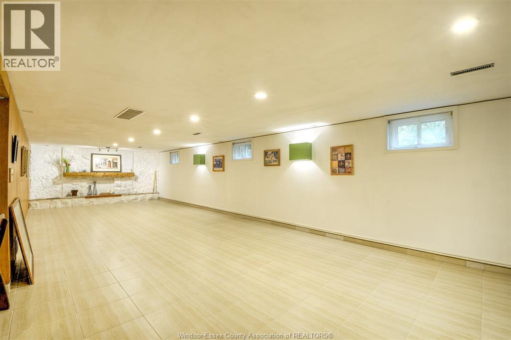 3567 HOWARD - 21
