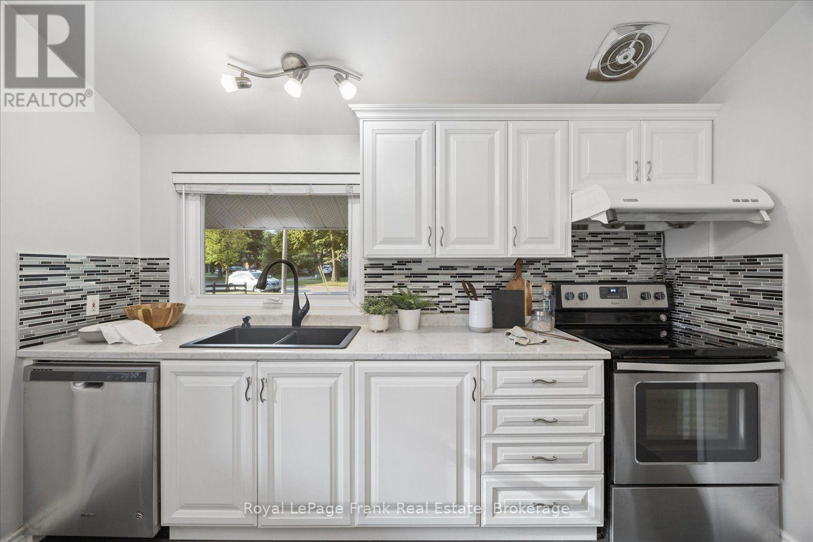 2 ROSSWOOD CRESCENT - 14