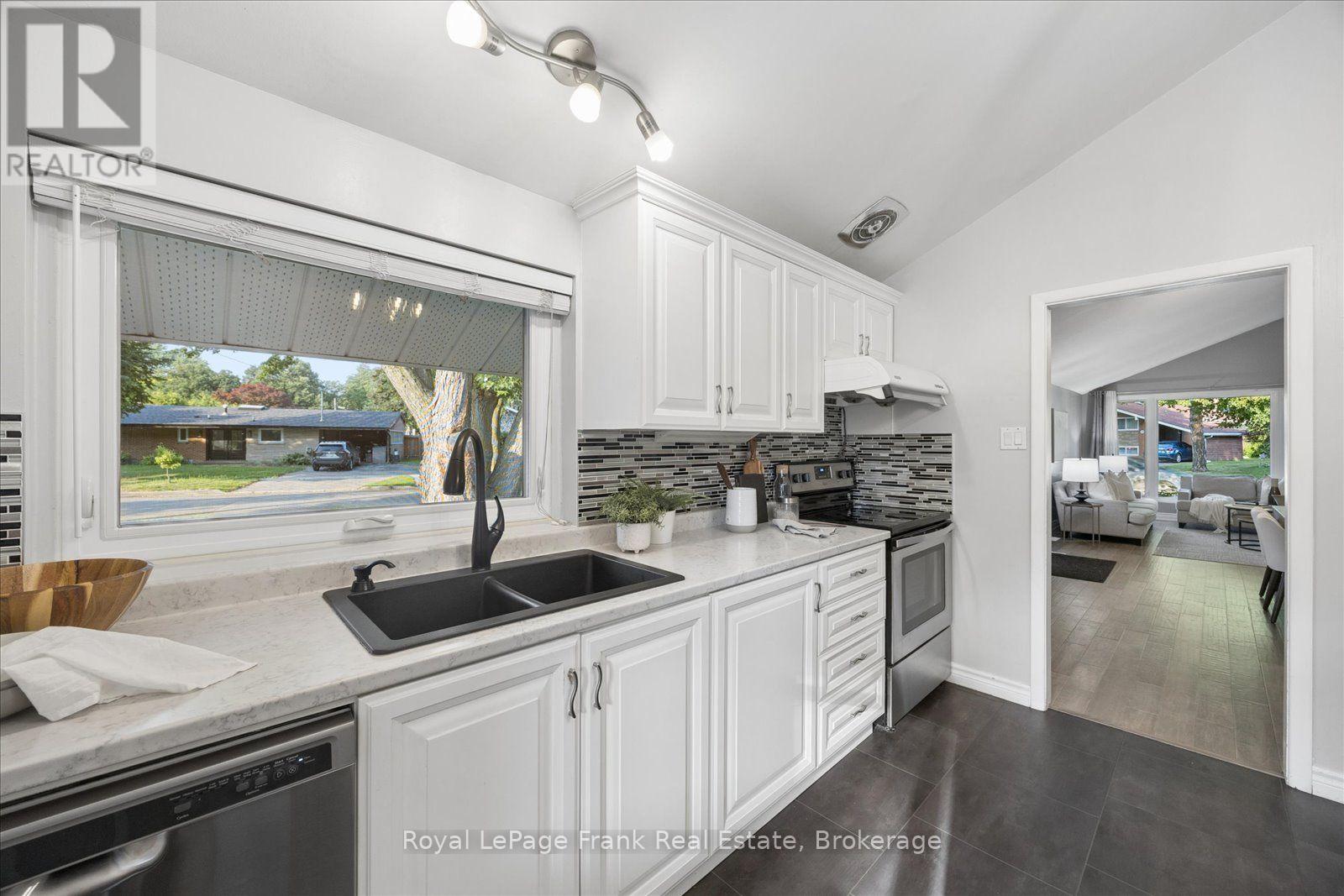 2 ROSSWOOD CRESCENT - 15