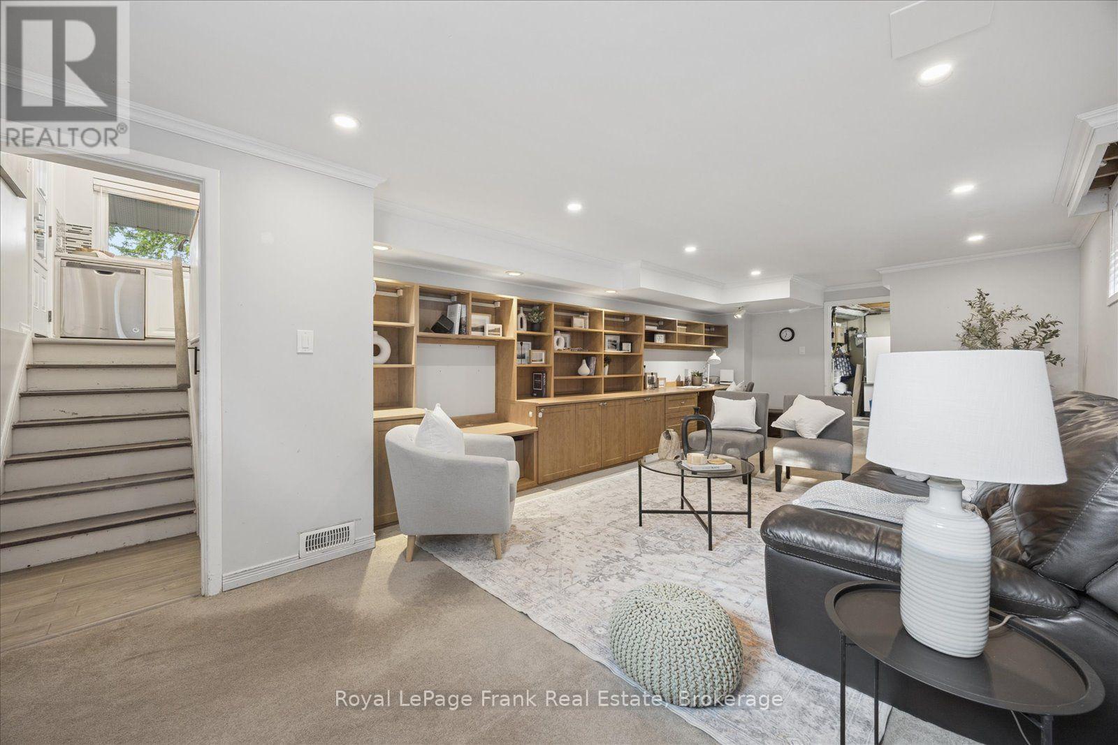 2 ROSSWOOD CRESCENT - 23