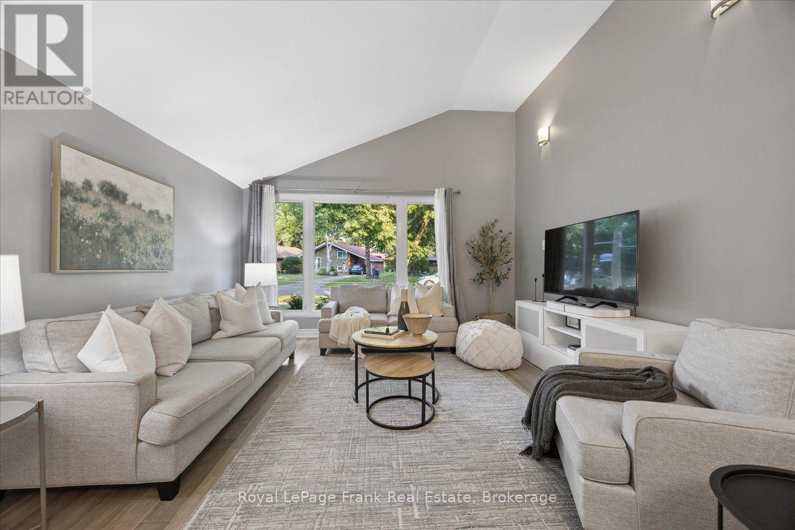 2 ROSSWOOD CRESCENT - 9