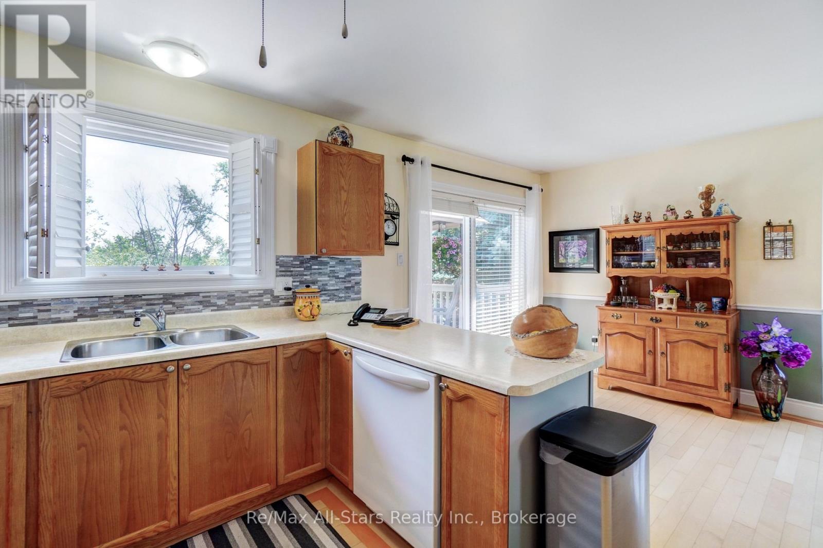 16 CEDARTREE LANE - 12
