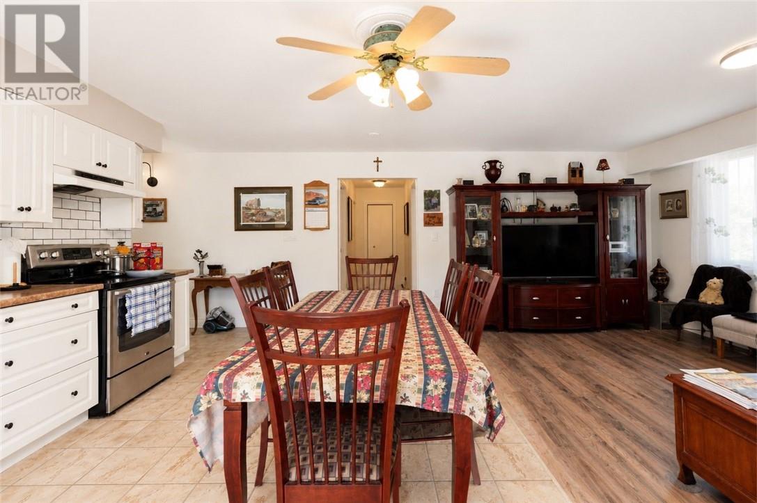 4560 Chenier - Image 24