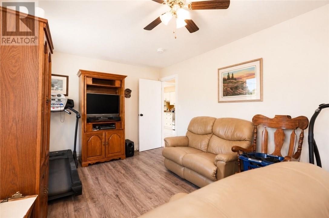 4560 Chenier - Image 32
