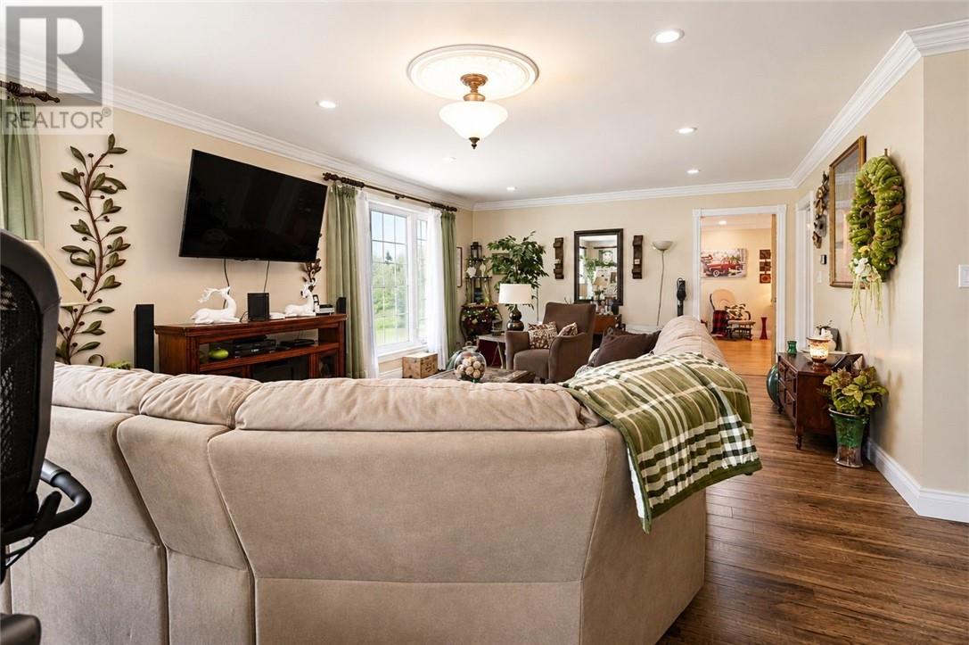 4560 Chenier - Image 6