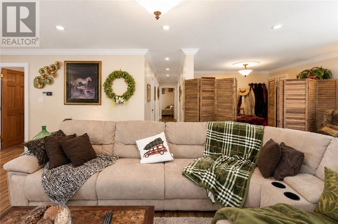 4560 Chenier - Image 7