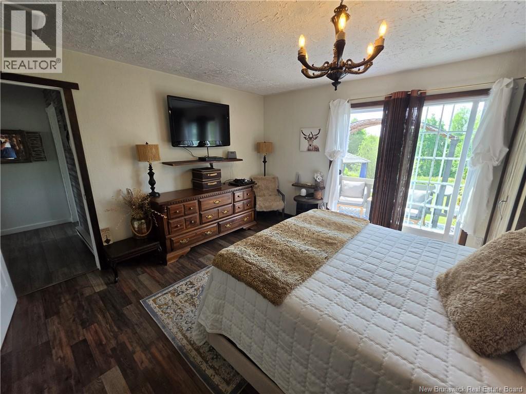4333 Nicholas-Denys Road - 34