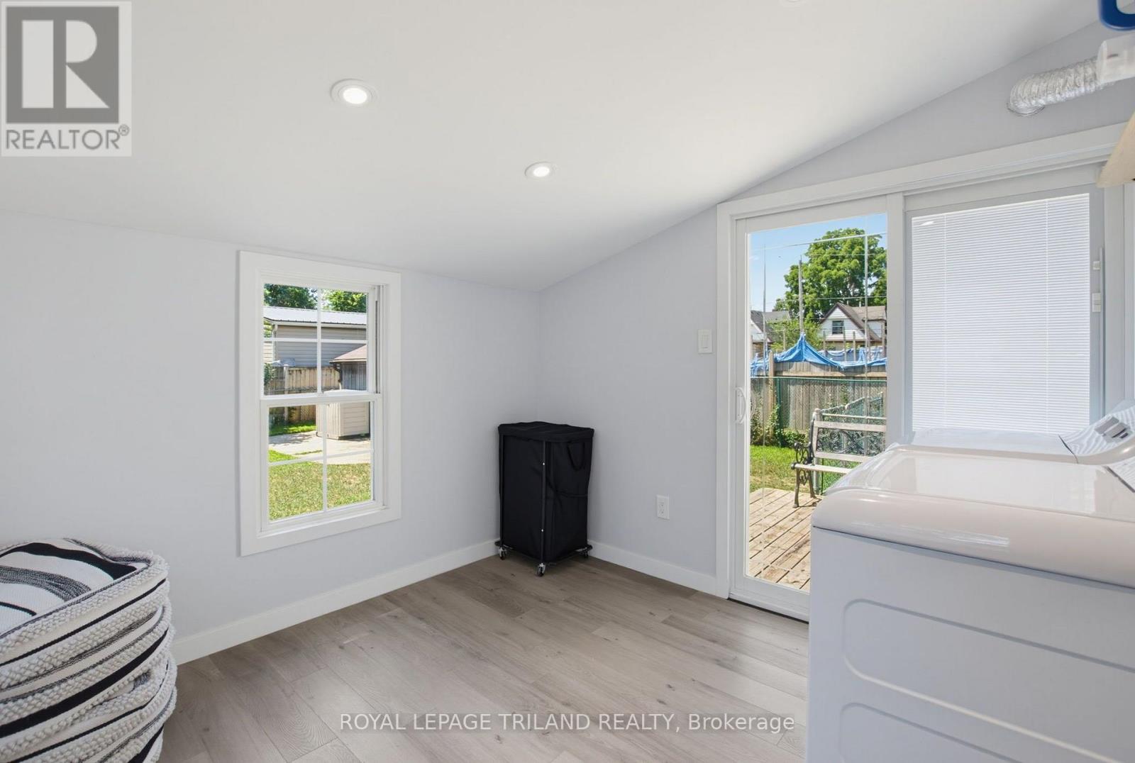 903 TRAFALGAR STREET N - Image 14