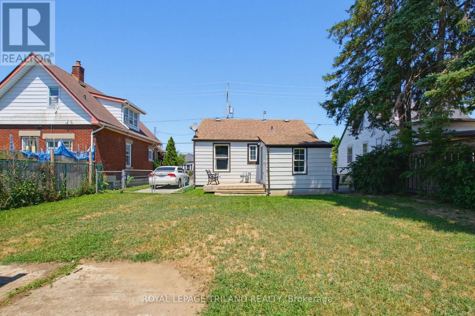 903 TRAFALGAR STREET N - Image 23
