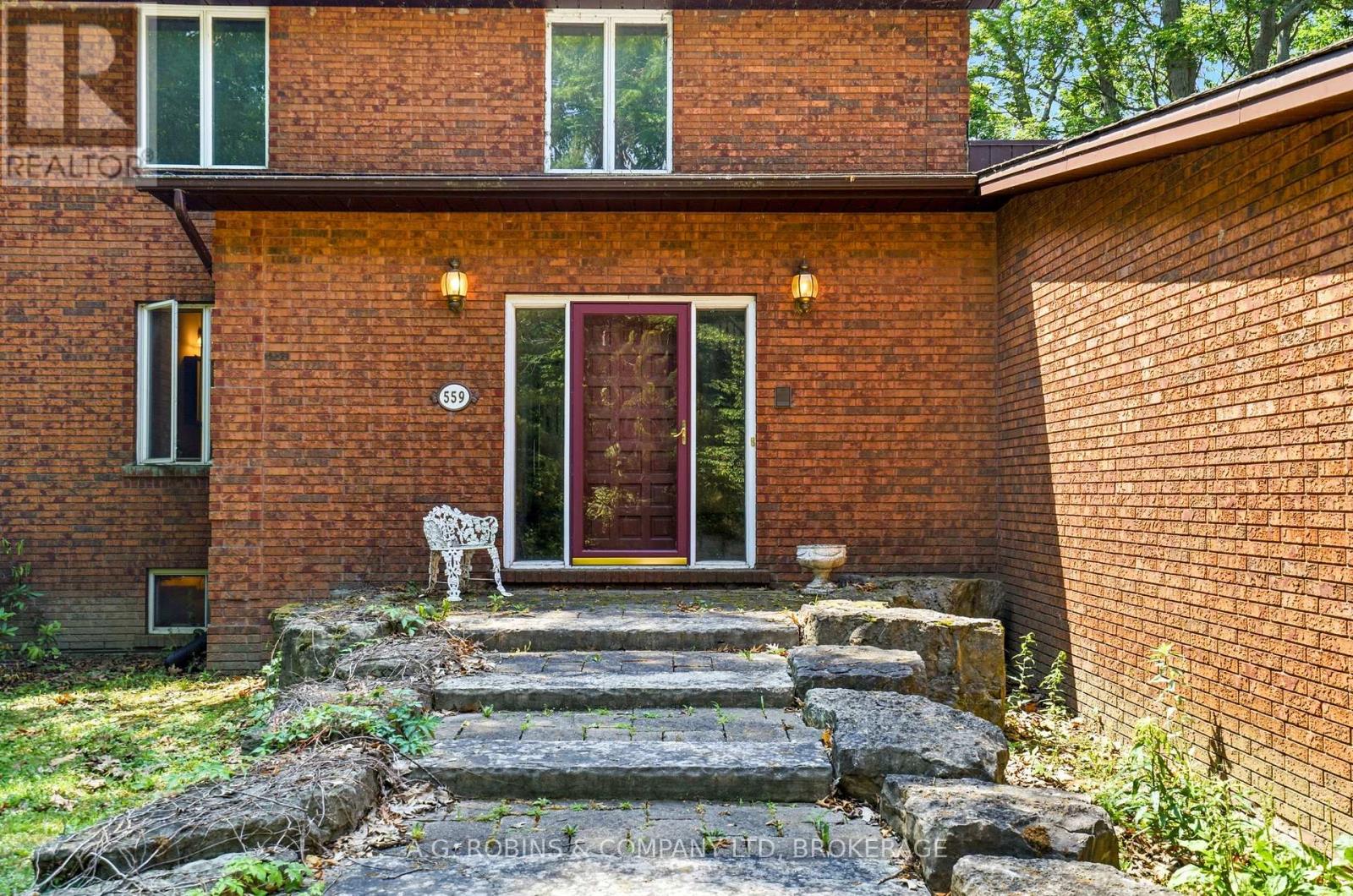 559 LAKESHORE ROAD E - 13