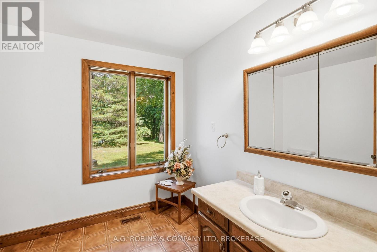 559 LAKESHORE ROAD E - 22