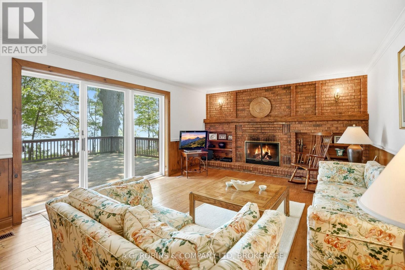 559 LAKESHORE ROAD E - 24