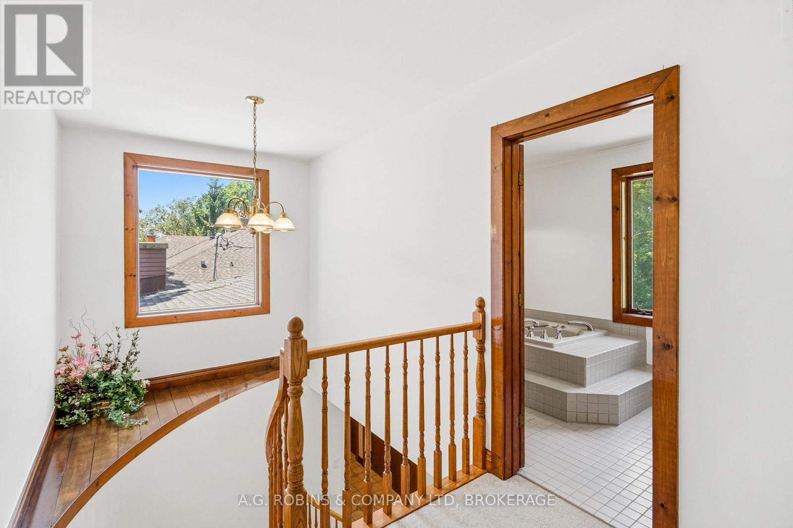 559 LAKESHORE ROAD E - 28
