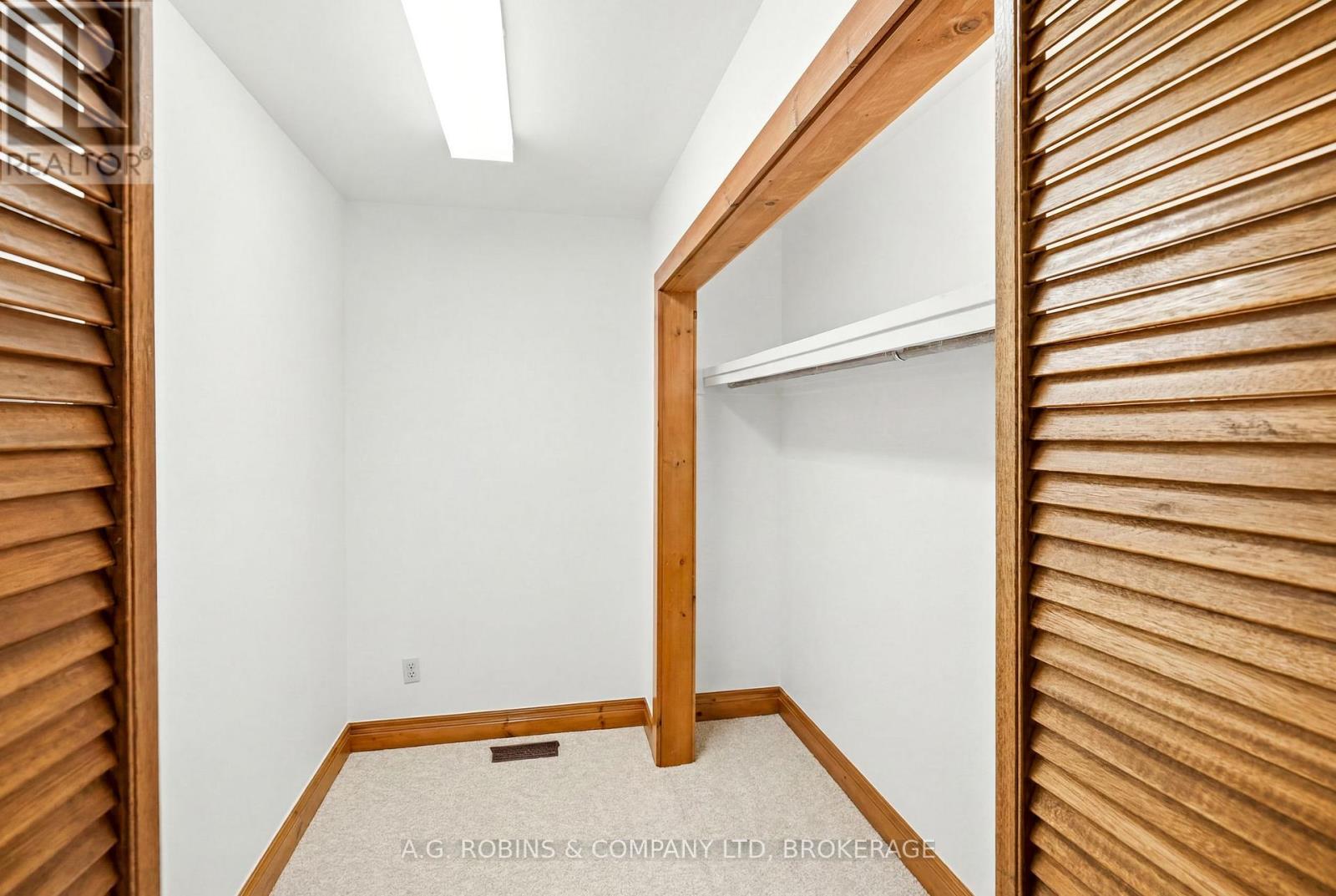 559 LAKESHORE ROAD E - 33