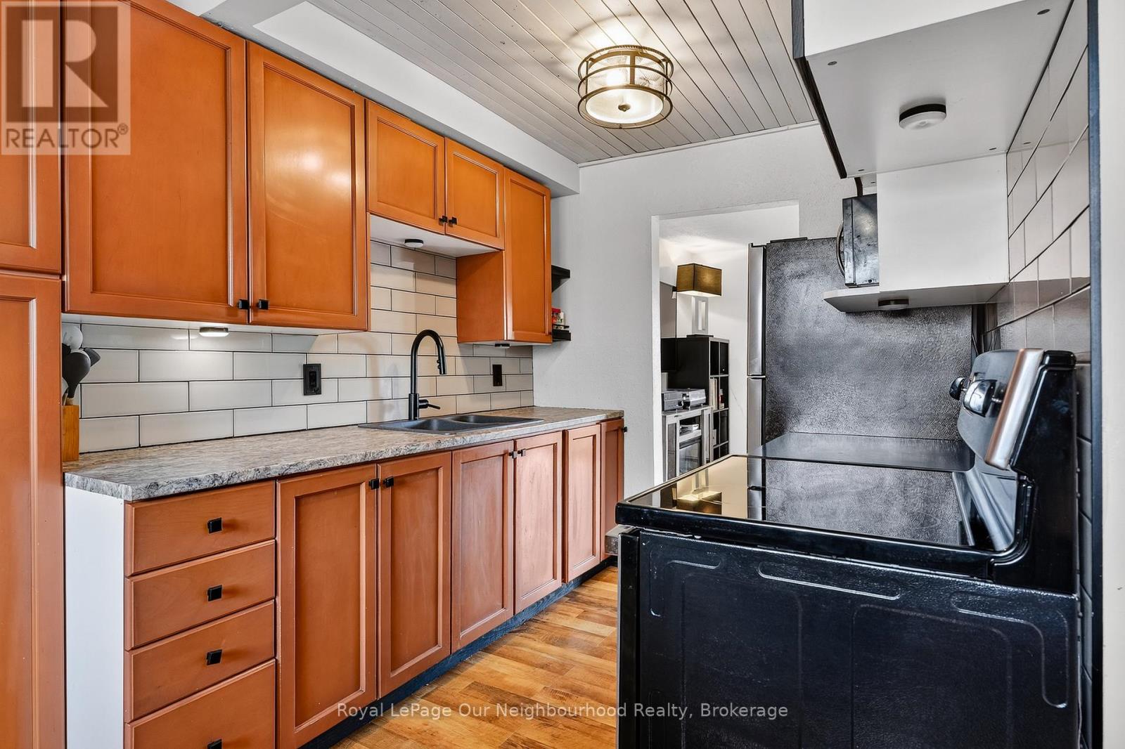 #C1 47 WELLINGTON STREET - 6