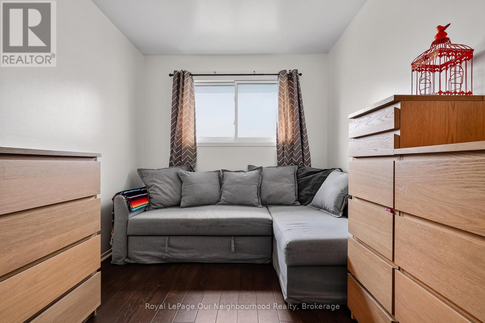 #C1 47 WELLINGTON STREET - 20