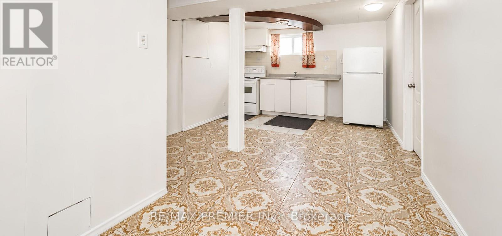 14 YATESCASTLE DRIVE - 32