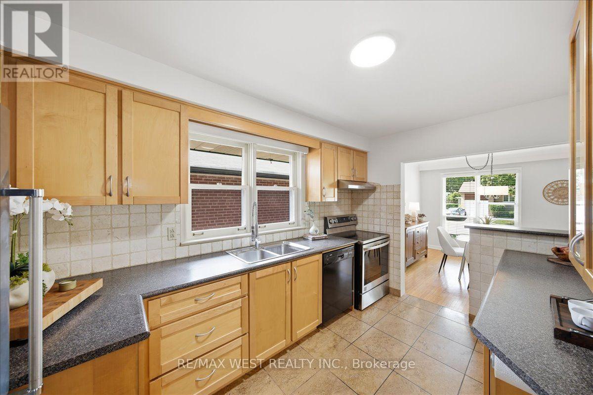 19 DECARIE CIRCLE - 19