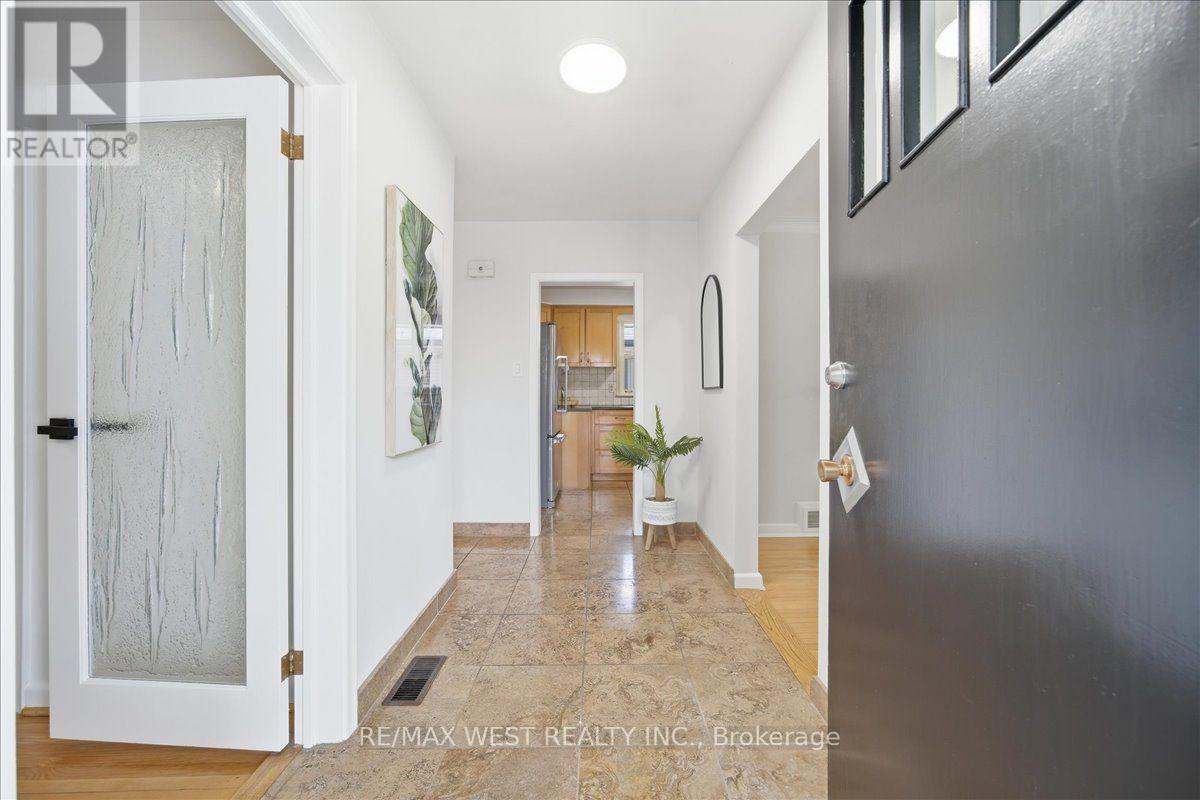 19 DECARIE CIRCLE - 2