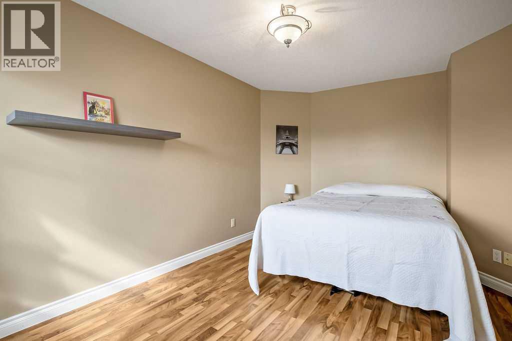 105 Lang Place - 32