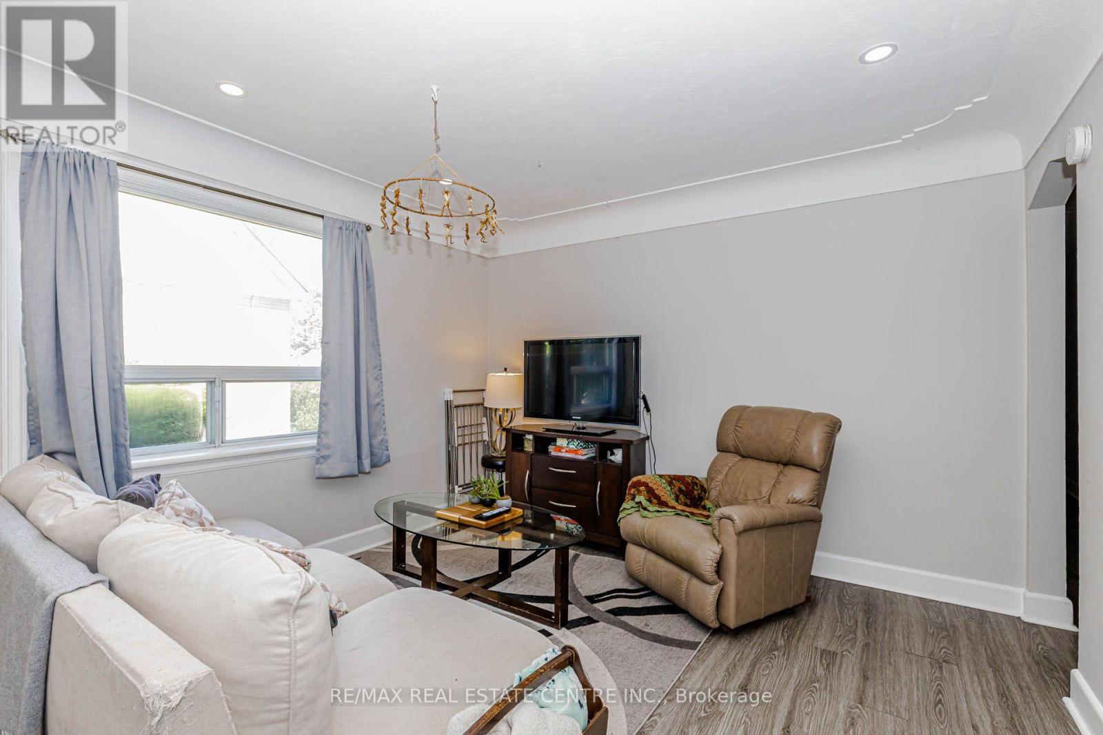 16 AINSLIE AVENUE - 4