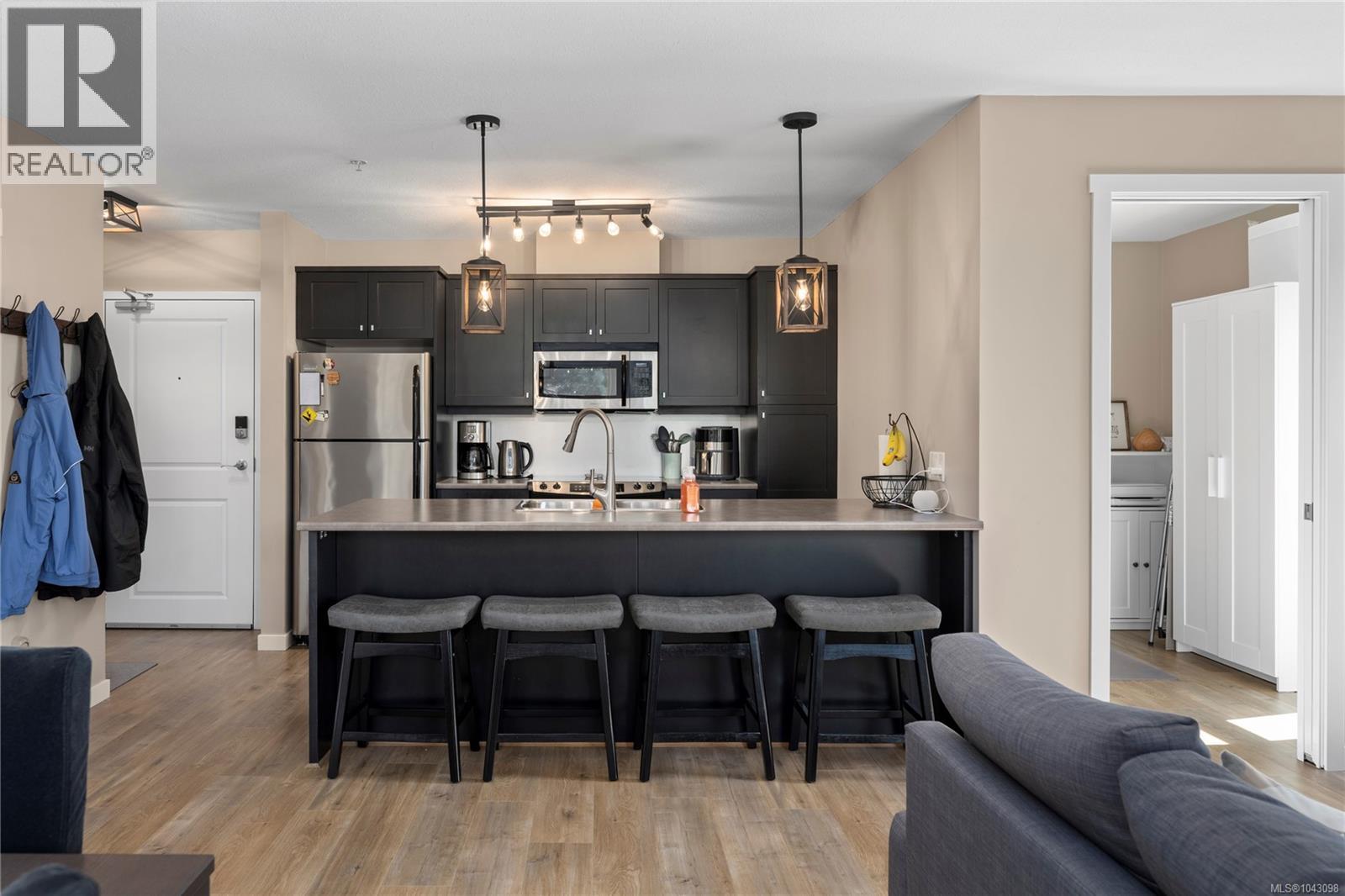 #310 555 Franklyn St - 3