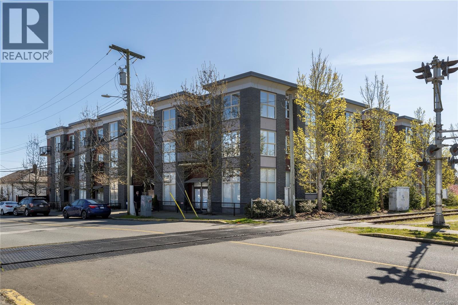 #310 555 Franklyn St - 1