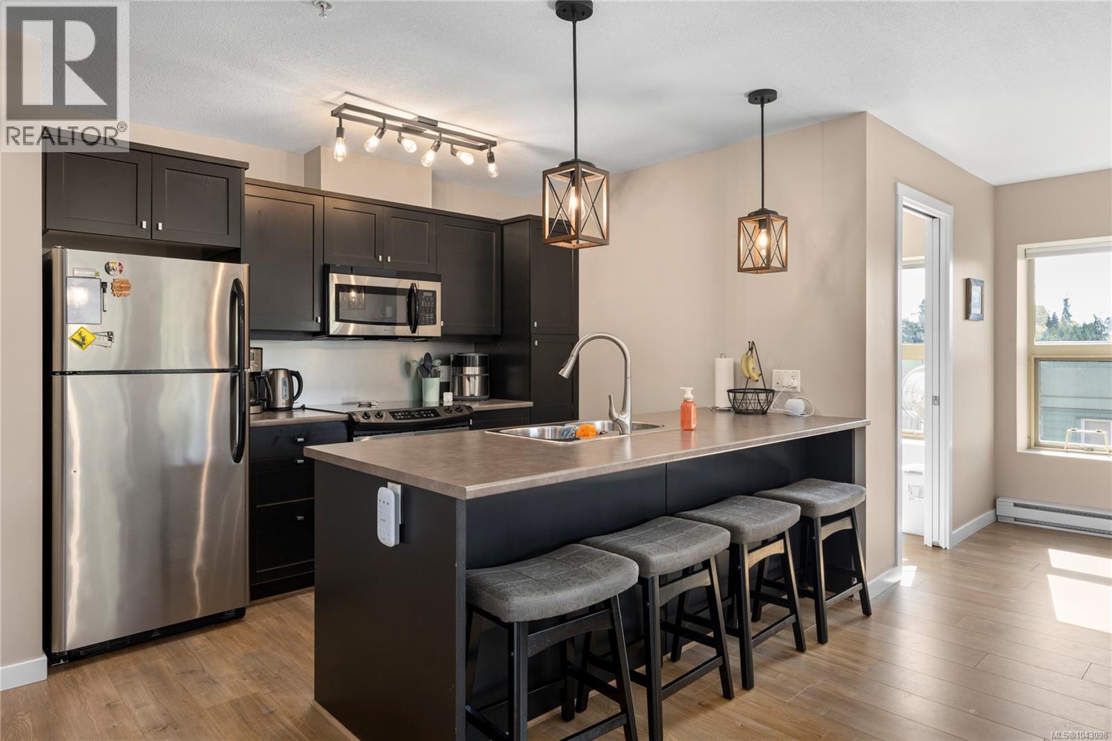 #310 555 Franklyn St - 4