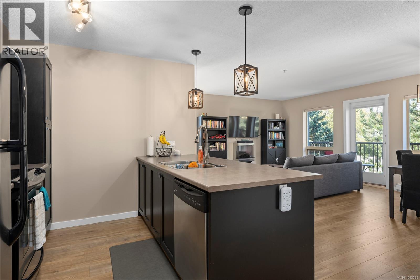 #310 555 Franklyn St - 5
