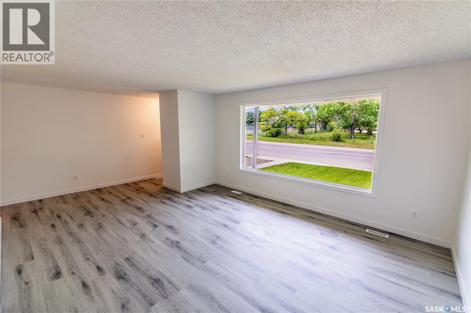 1415 Caribou STREET W - 4