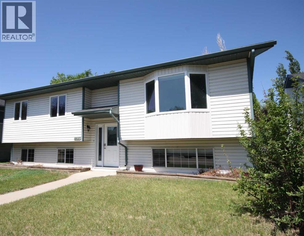209 Strathaven Bay - 1