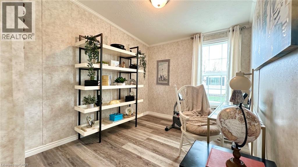 4 CRICKLEWOOD Crescent - 28