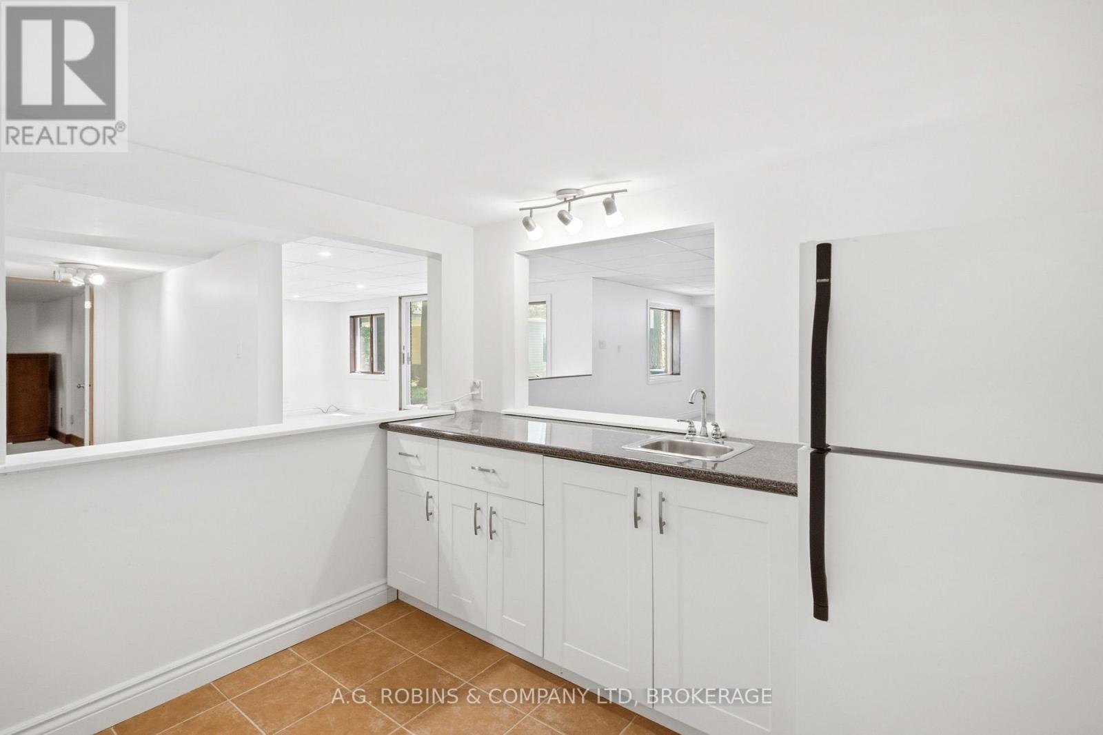 559 LAKESHORE ROAD E - 38
