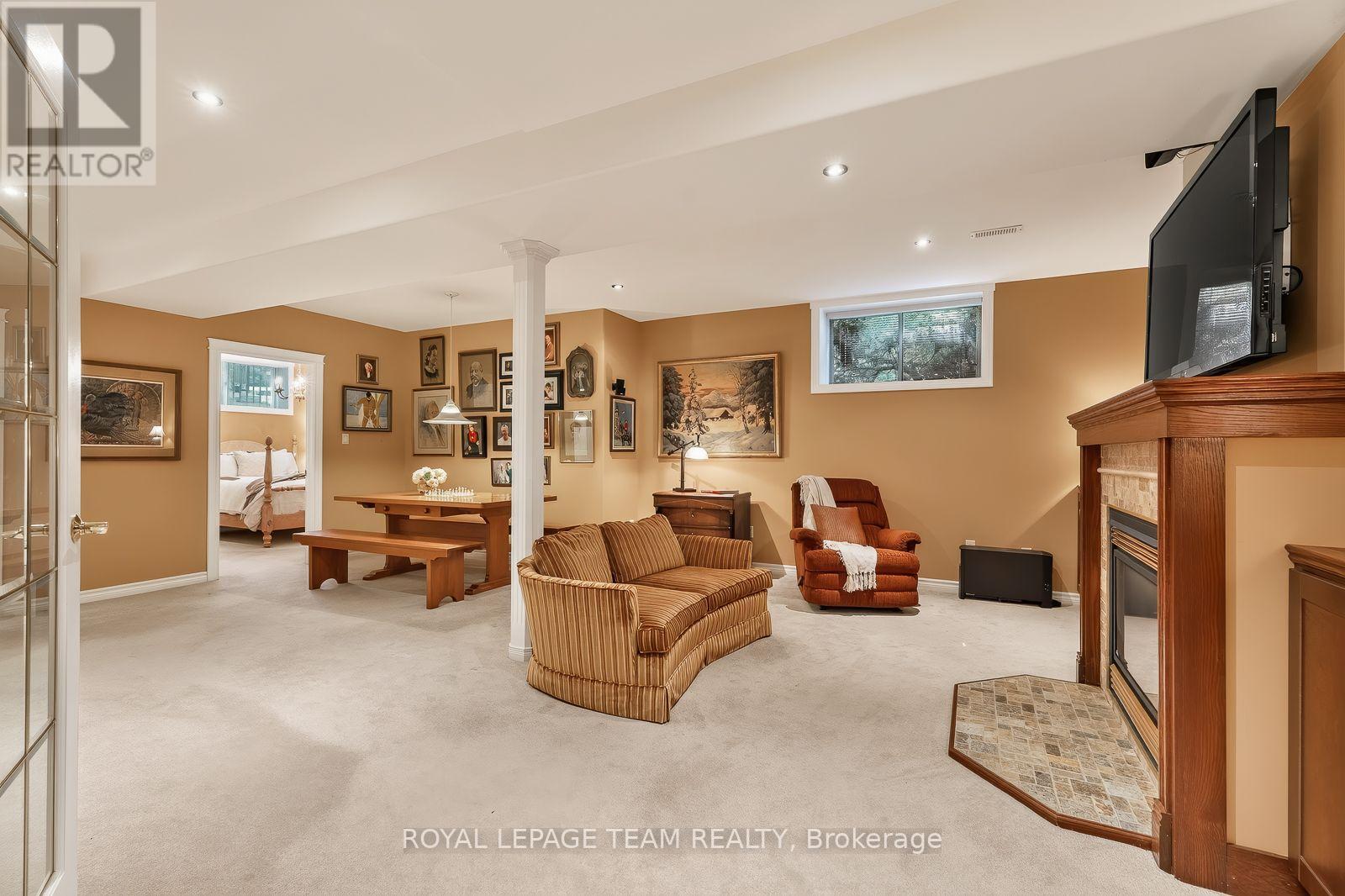 102 GOLFLINKS DRIVE - 25
