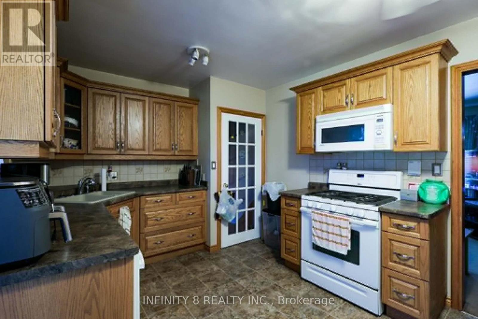 39 HOWARD AVENUE - 7