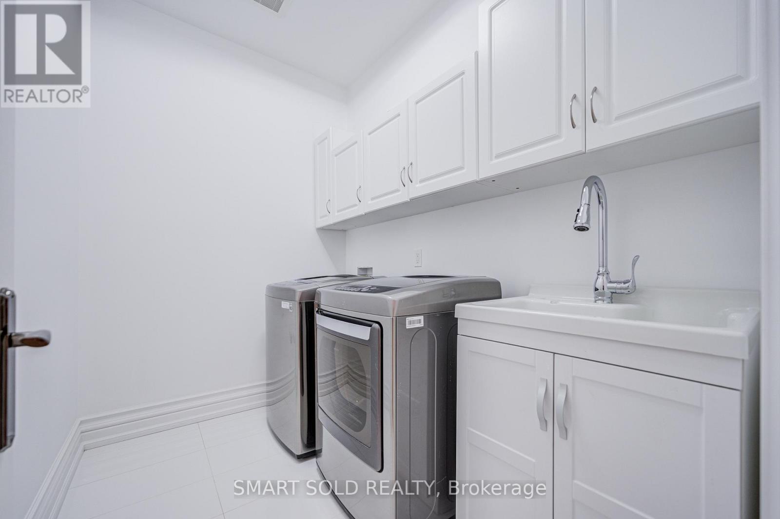 201 BURNHAMTHORPE ROAD - Image 40
