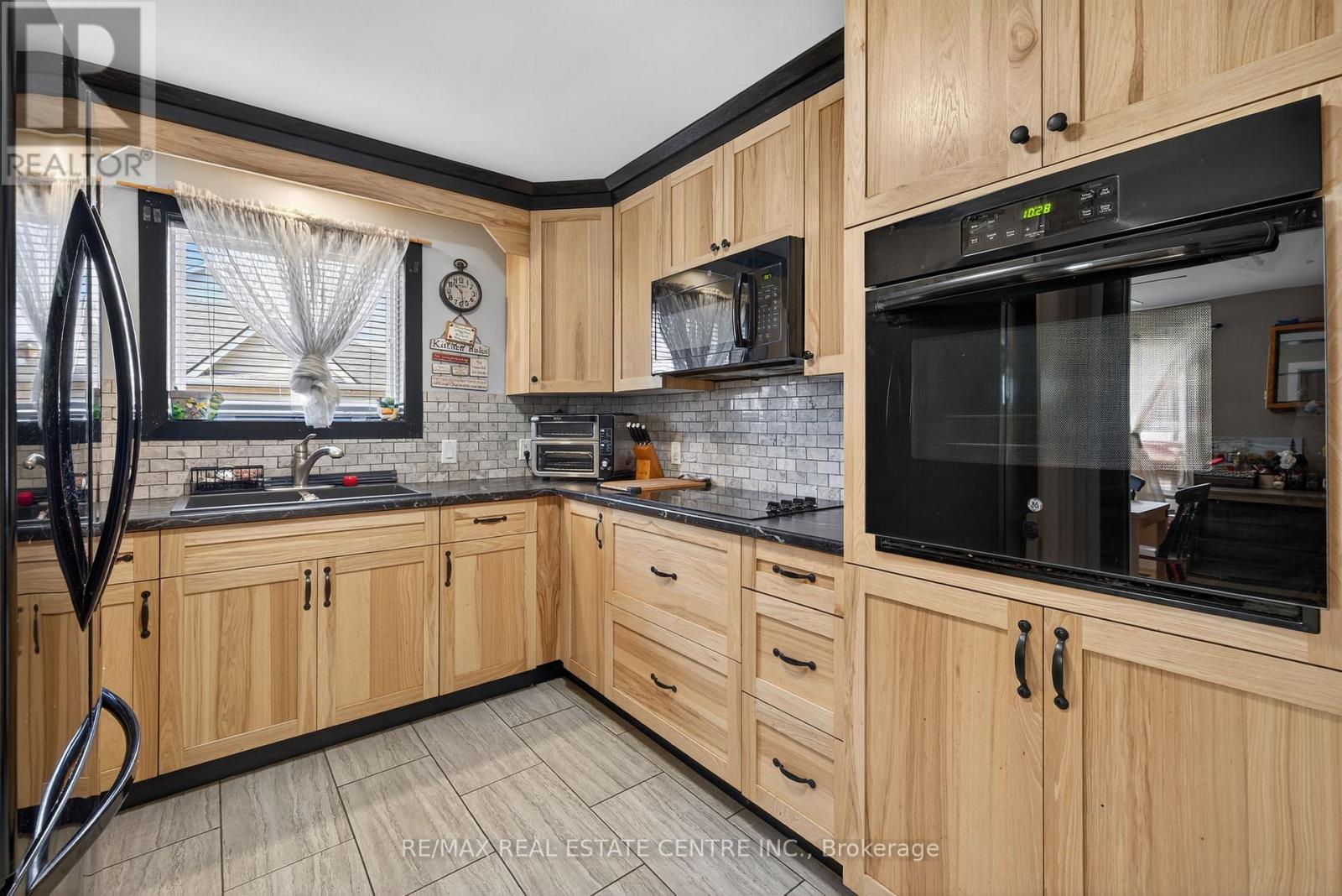 135 FREDERICK STREET E - 16